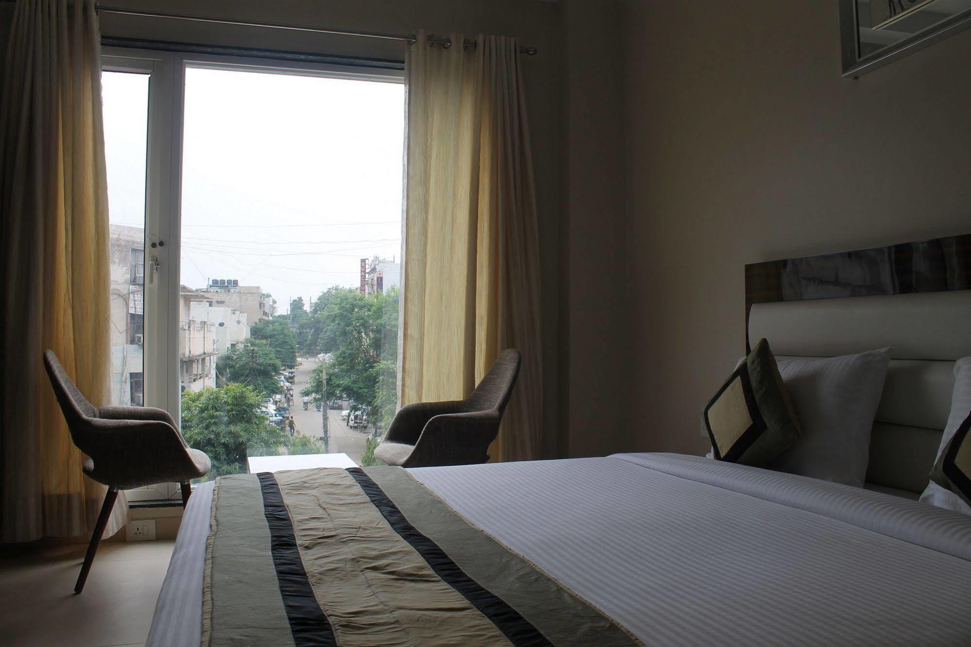 Hotel Gulnar Nova Deli Quarto foto